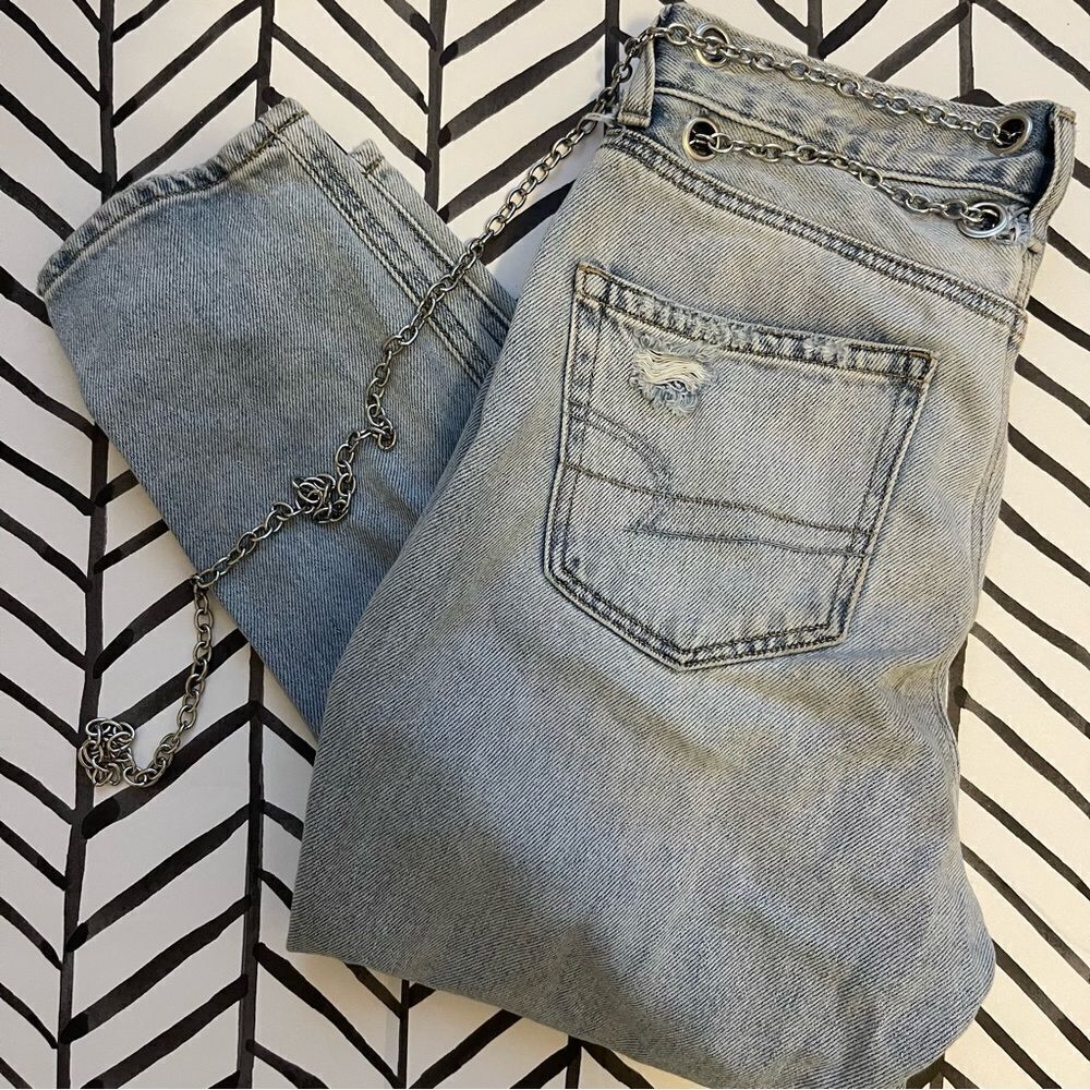 American Eagle Chain Waist Belt Light Wash Mom Jeans